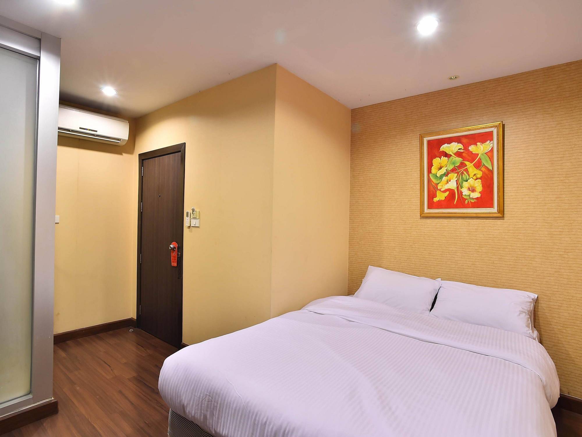 Take A Rest Hotel Bangkok Exterior foto